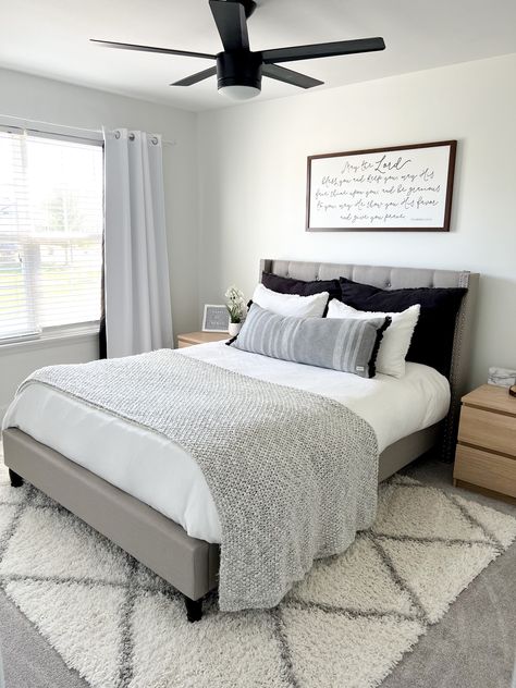 Modern Bedroom Queen Bed, Queen Size Bed In Small Room Ideas, Bedroom Ideas With Platform Bed, Small Bedroom Platform Bed, Queen Bed Small Bedroom, Gray Platform Bed Bedroom Ideas, Queen Sized Bed Frame, Bed Frame Ideas For Small Rooms, Small Room Queen Bed Layout