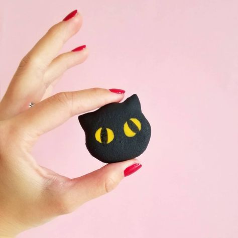 Black Cat Macarons, Black Cat Sugar Cookies, Halloween Cat Cookies, Cat Macarons, Pumpkin Macarons, Black Cat Cookies, Halloween Biscuits, Cookies Aesthetic, Fav Aesthetic