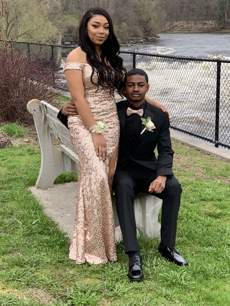 Rose Gold Prom Couple, Creative Prom Dresses, Gold Prom Couple, Unique Prom Outfits, Rose Gold Prom Dresses, Rose Gold Prom, Mauve Prom Dress, Floral Attire, Couple Prom