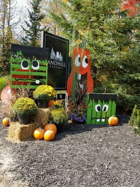 30 Fabulous Fall Yard Decoration Ideas To Celebrate The Season Fall Farm Festival Ideas, Halloween Farm Decor, Fall Garden Center Displays, Fall Festival Decorations Outdoor, Pumpkin Patch Decorating Ideas, Diy Pumpkin Patch, Haybale Decorating, Fall Festival Activities, Fall Photo Booth