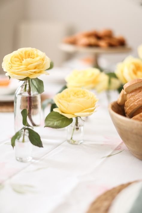 Yellow Rose Decorations, Yellow Roses Wedding Decor, Yellow Rose Centerpiece Simple, Yellow Bridal Shower Theme, Yellow Roses Centerpieces, Yellow Rose Centerpiece, Quick And Easy Banana Pudding, Yellow Party Decor, Yellow Roses Wedding