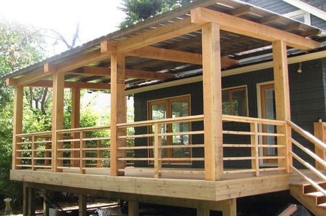 Horizontal Deck Railing, Wood Deck Designs, Deck Railing Design, Railing Ideas, Building A Porch, Mobile Home Porch, Deck Designs Backyard, Deck Stairs, Deck Railing