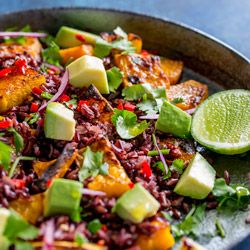 Mexican Black Rice and Pumpkin Salad #SundaySupper | Sprinkles and Sprouts Black Rice Recipe, Herb Chicken Breast, Black Rice Salad, Pumpkin Recipes Dinner, Spicy Chilli, Garlic Herb Chicken, Pumpkin Salad, Roasted Pumpkin, Herb Chicken