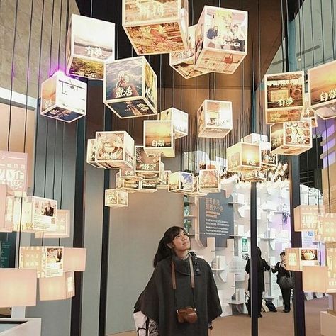 Furniture Display Exhibition, Gallery Exhibition Ideas, Immersive Art Gallery, Art Gallery Interior Exhibitions, Timeline Exhibition, Exhibition Decoration, Bible Museum, متحف فني, معرض فني