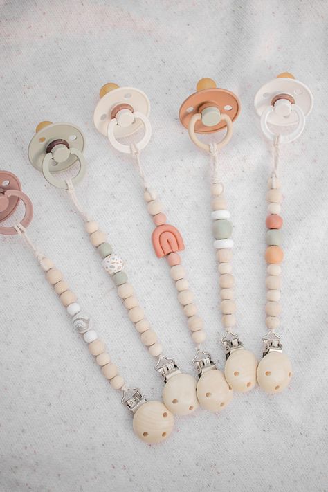 Wooden Bead Pacifier Clip Diy, Wooden Pacifier Clip, Diy Binky Clip, How To Make Pacifier Clips Diy, Pacifier Clip Diy, Binky Clips Diy, Pacifier Clip Tutorial, Diy Pacifier Clip, Pacifier Diy