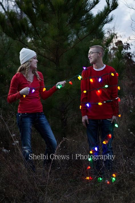 Christmas lights photo Christmas Card Pictures Couples, Xmas Couple Photos, Christmas Lights Photoshoot, Outdoor Christmas Photos, Christmas Light Photography, Christmas Engagement Photos, Photoshoot Lights, Funny Christmas Photos, Christmas Couple Photos