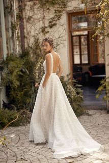 Romantic Wedding Gowns, Simple Wedding Dress Country, Square Neckline Wedding Dress, Amber Wedding, Lihi Hod, Wedding Dress Backs, Bride Dress Lace, Wedding Dress Organza, Dresses Princess