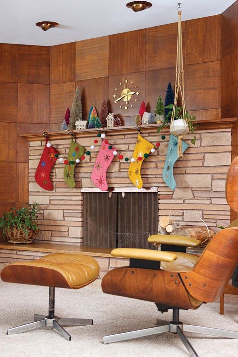 Unique original features and a mix of vintage and new décor make this 1958 MCM home in Idaho sparkle for the holidays—and beyond. Mcm Home, Retro Christmas Decorations, Aluminum Christmas Tree, Mid Century Modern Christmas, Mid Century Holiday, Kitsch Christmas, Christmas Apartment, Tinsel Tree, Modern Christmas Decor