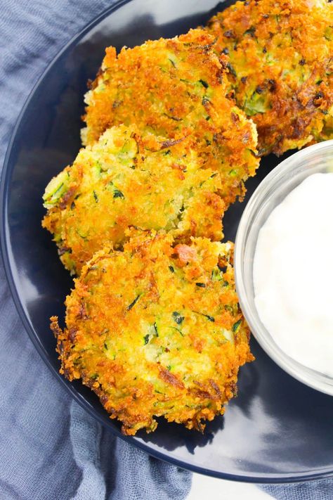 Snack Ideas List, Crispy Zucchini Fritters, Fried Zucchini Recipes, Zucchini Dinner Recipes, Baked Zucchini Fritters, Keto Snack Ideas, Crispy Zucchini, Zucchini Patties, Zucchini Fritters Recipe