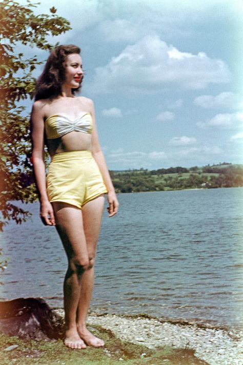 30 Found Photos Defined Swimsuit Styles of the 1940s ~ Vintage Everyday 1940s Swimsuit, Swimsuit Styles, Found Photos, Woman Posing, Agent Carter, Vintage Everyday, Vintage Swimsuits, Swimsuit Fashion, Female Poses