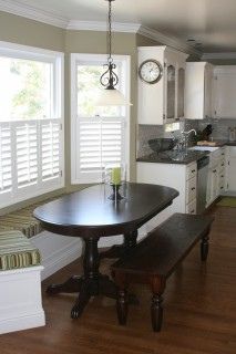 Breakfast nook with built-in bench Kitchen Bay Window, Window Seat Kitchen, Bay Window Seat, Kitchen Seating, Space Saving Kitchen, Window Benches, Rv Interior, Banquette Seating, Kitchen Nook