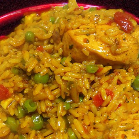 Easy, simple, and full of flavor. Just like Oma used to make =) - Arroz con Pollo (Spanish Rice with Chicken) Spanish Rice With Chicken, Pollo Recipe, Rice And Vegetables, Rice With Chicken, Spanish Chicken, Cuban Cuisine, Rice Recipes For Dinner, Spanish Dishes, Spanish Rice