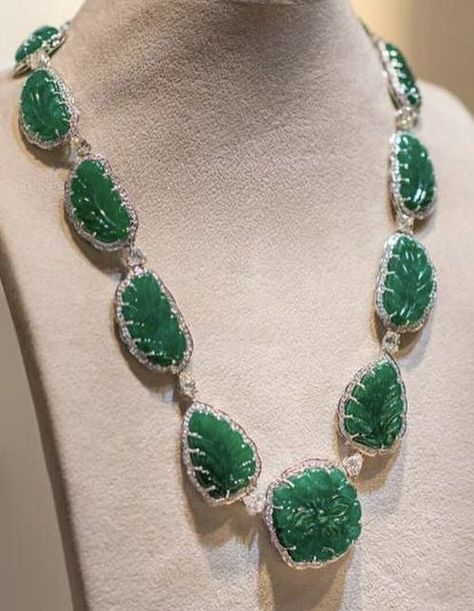 Carving Stone Jewellery, Antique Pearl Necklace, Necklace Emerald, Diamond Wedding Jewelry, Antique Jewellery Designs, Gold Jewelry Simple Necklace, Silver Diamond Necklace, Sun Pendant, Indian Jewellery Design Earrings