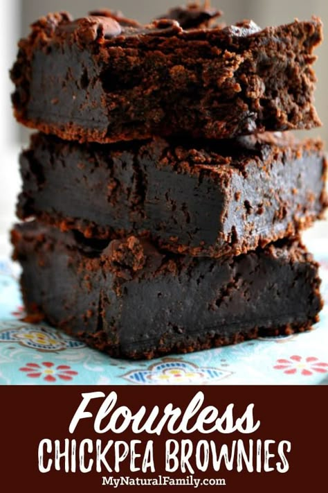 These flourless chickpea brownies only have a few, simple ingredients like chickpeas, cashews, cocoa powder and maple syrup. They are rich, fudgey and healthy all at the same time! Flourless Black Bean Brownies, Chickpea Brownies, Flourless Brownies, Black Bean Brownies, Bean Brownies, Gluten Free Sweets, Brownies Recipe, Healthy Sweets Recipes, Food Board