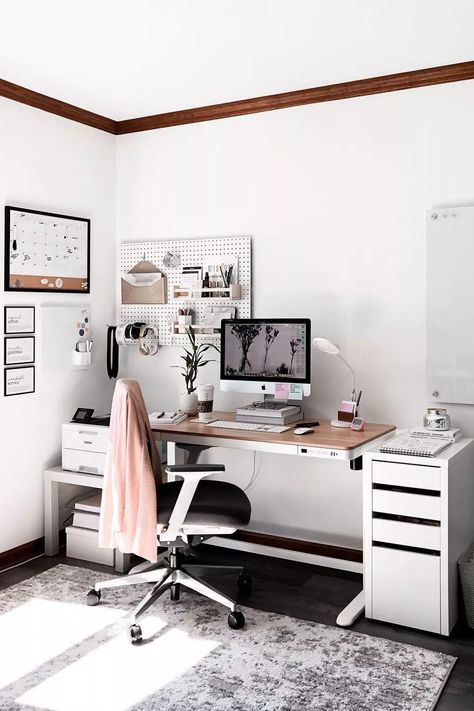 A pegboard is one of the easiest ways to get clutter off your desk and into a place where it can stay organized. Want to add a pop of color to your office? Try painting your office pegboard a soft accent color or opting for a natural wooden look instead. #ModernOfficeIdeas #HomeOffice #MinimalistOffice #Pegboard #OfficeOrganization #MyDomaine Office Pegboard, Mesa Home Office, Work Office Decor, Cozy Home Office, Stylish Desk, Office Room Decor, Minimalist Office, Home Office Setup, Home Office Space