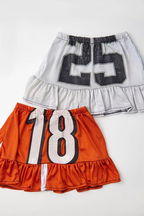 Vintage Football Jersey, Ropa Upcycling, Sac Diy, Upcycle Clothes Diy, Ruffle Mini Skirt, Diy Fashion Clothing, Ropa Diy, Urban Renewal, Upcycled Fashion