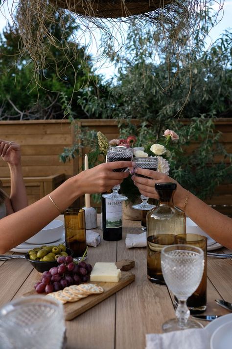 A dinner party table setting with two people sharing wine. Dining Table Place Settings, Dinner Party Settings, Backyard Dinner Party, Hosting Dinner, Tafel Decor, Outdoor Dinner Parties, Dinner Party Summer, Outdoor Dinner, Dream Land