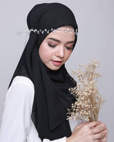 Makin Cantik, 10 Aksesoris Hijab Modern , Ada banyak aksesoris hijab modern yang bisa kamu pakai jika kamu ingin. Tinggal menentukan padu padan yang tepat untuk stylemu sehari-hari. , https://www.dailysia.com/aksesoris-hijab-modern/ Hijab Accessories, Vine Wedding, Wedding Wreath, Wedding Inspired, Wedding Wreaths, Hair Vine, Flower Headband, Large Flowers, Flower Crown