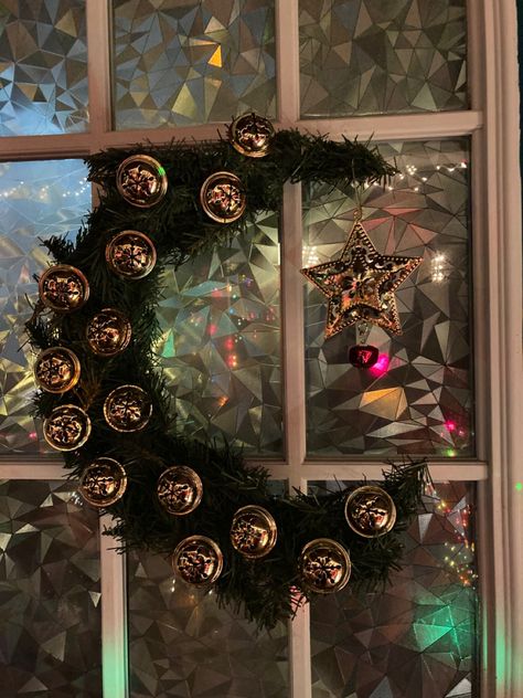 Alternative Christmas Aesthetic, Christmas Witch Decor, Yule Mantle Decor, Pagan Christmas Wreath, Wiccan Christmas Decor, Christmas Witch Aesthetic, Whimsigothic Christmas, Witchy Christmas Aesthetic, Yule Tree Ideas