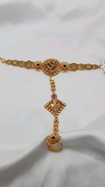 Haath Phool Jewellery Gold Antique, Hathpan Designs, Hath Panja Gold Design, Gold Panja For Hand, African Beaded Bracelets, Flush Door, Hand Chain Jewelry, Bags Patterns, New Gold Jewellery Designs