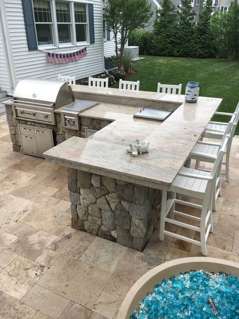 Simple Backyard Oasis Ideas, Outdoor Resort Decor, Coastal Outdoor Kitchen Design, Travertine Backyard Patio, Travertine Patio Ideas, Outdoor Grill Station Patio, Bbq Guys Outdoor Kitchen, Outdoor Kitchen On Patio, Small Yard Outdoor Kitchen