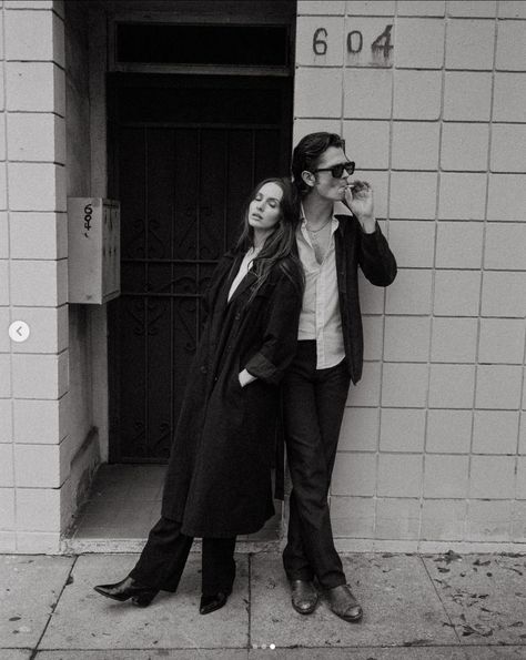 Rockstar Engagement Photos, Alternative Couple Outfits, Couple Black And White Photography Poses, Iconic Couple Photos, Grungy Couples Photoshoot, Badass Couple Poses, Dark Couples Photoshoot, Cool Couples Photoshoot, Couple Shoot City