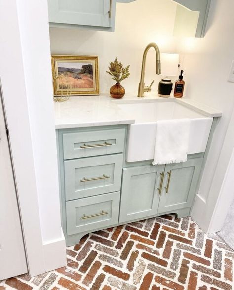 We're sharing a full review of one of our favorite paint colors - Sherwin Williams Sea Salt! It's the perfect light and airy pop of color that is perfect for a bedroom, bathroom or laundry room! Sea Salt Cabinets, Sherwin Williams Green Paint Colors, Benjamin Moore Sea Salt, Benjamin Moore Beach Glass, Sea Salt Paint, Sherwin Williams Sea Salt, Goose House, Sherwin Williams Green, Coastal Paint Colors