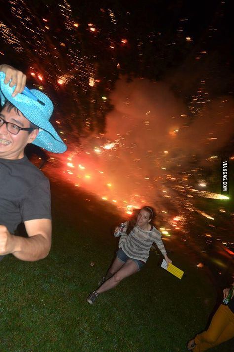 What happens when you accidentally shoot fireworks into a box of fireworks... Firework Memes, Funny Fireworks, Fireworks Pictures, Funny Photoshop, Disney Characters Videos, And So It Begins, People Running, Picture Collage Wall, Tumblr Photography