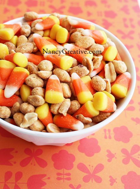 Candy Corn Mix, Payday Candy, Payday Candy Bar, Fall Snack Mixes, Candy Corn Recipe, Peanut Snack, Halloween Snack Mix, Halloween Camping, Trail Mix Recipes