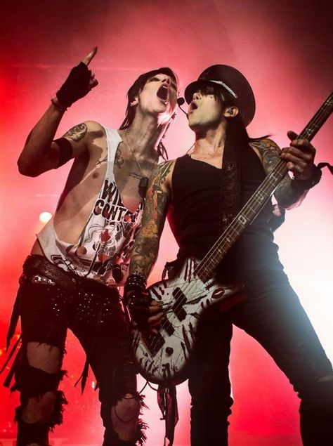 Ashley Purdy & Andy Biersack / BVB Bvb Wallpaper, Scene Punk, Andy Sixx, Ashley Purdy, Noise Pollution, Andy Black, Andy Biersack, Of Mice And Men, Band Memes