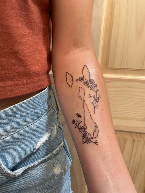 Tattoos In Memory Of Horse, Minimal Hunting Tattoo, Tattoo Western Style, Elegant Tattoos Forearm, Tattoo Ideas For Horses, Horse Head With Flowers Tattoo, Mule Tattoo Ideas, Simplistic Horse Tattoo, Horse Spine Tattoos For Women