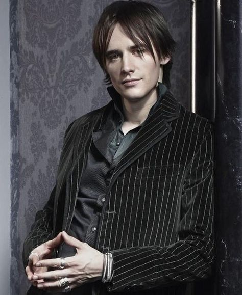 Reeve Carney is the actor who portrays the main character Dorian Gray on Penny Dreadful. Dorian Grey Penny Dreadful, Reeve Carney Dorian Gray, Dorian Gray Penny Dreadful, Penny Dreadfull, Reeve Carney, Dorian Grey, Beautiful Singing, Penny Dreadful, Singing Voice