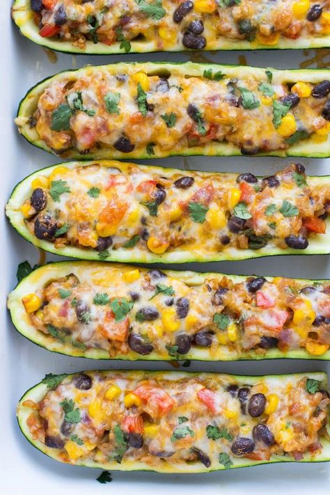 Mexican Zucchini Burrito Boats- a simple meatless meal packed with flavor! #vegetarian #glutenfree Easy Beach Lunch Ideas Clean Eating, Pescatarian Vegetarian Recipes, Vegetarian Recipes High Protein Dinners, Low Glucose Recipes, Vegetable Centered Meals, Burrito Boats, No Meat Meals, Resep Vegan, Mexican Zucchini