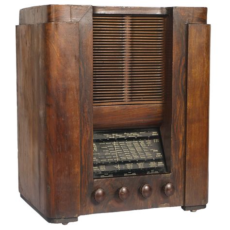 Italian 1930s Magnadyne (Turin) Art Deco tube radio, empire style, working, all original parts  Measures in cm: H 45, W 42, D 45.... Art Deco Sofa, Radio Antigua, Antique Radio, Old Radios, English Art, Art Deco Architecture, Vintage Tv, 1920s Art Deco, Art Deco Furniture