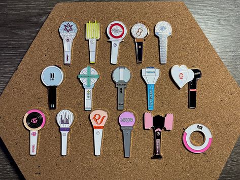 Kpop Pins Enamel, Pin For Backpack, Cool Pins For Backpacks, Cute Lightstick, Enhypen Lightstick, Kpop Items, Backpack With Pins, Txt Enhypen, Emo Jewelry