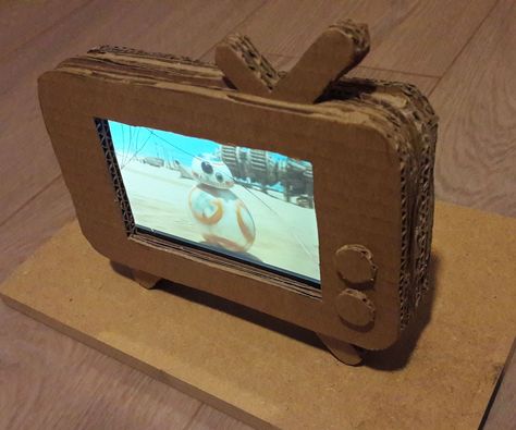 Cardboard Phone, Diy Phone Stand, Tv Watching, Cardboard Crafts Diy, Cardboard Box Crafts, Cardboard Sculpture, Diy Tv, Cardboard Art, Diy Holder