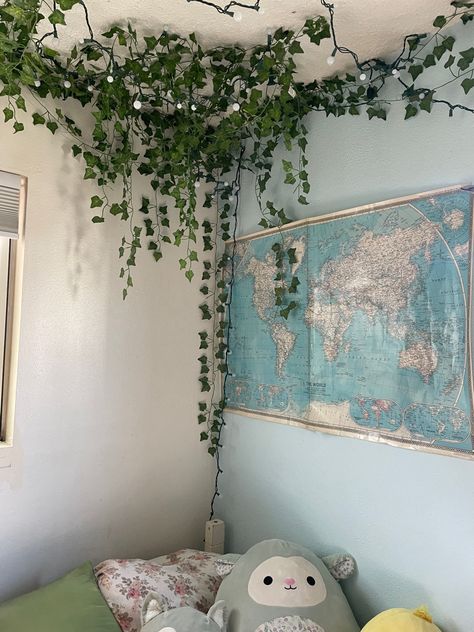 Leafs Aesthetic Room, Ceiling Decor Ideas Bedrooms, Vines In Bedroom Slanted Ceiling, Living Room Vines Decor, Bedroom Ideas Leaves, Fake Vine Ideas Bedroom, Fake Vines Decor Living Room, Vine Decoration Bedroom, Vine Cluster Room