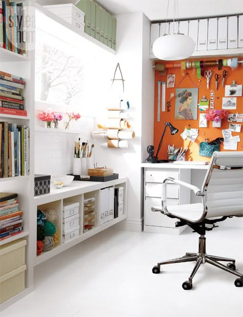 High/low: Artistic workspace {PHOTO: Michael Nangreaves} Home Art Studios, Deco Studio, Art Studio At Home, Studio Organization, Creative Workspace, Workspace Inspiration, Office Workspace, Craft Room Office, Art Organization