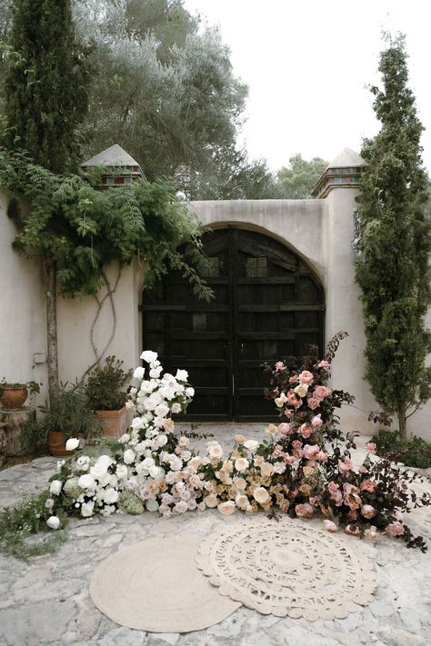 White, pink and orange roses and greenery for floral display altar style with beige circular rugs Flower Altar, Lace Jumpsuit Wedding, Pink And Orange Roses, Brazilian Wedding, Alter Flowers, Circular Rugs, Flower Installation, Wedding Ceremony Backdrop, Summer Wedding Outdoor