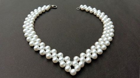 Pearl Necklace Tutorial, Diy Necklace Designs, Diy Pearl Necklace, Handmade Pearl Necklace, Pola Manik, Бисер Twin, Pearl Beaded Necklace, Beautiful Pearl Necklace, Pearl Necklace Designs