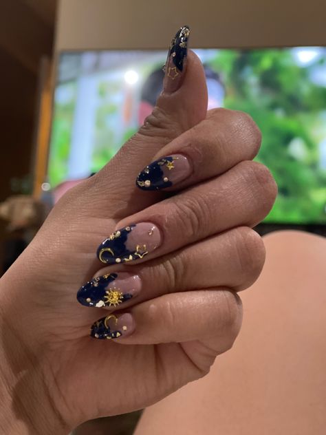 Sun And Moon Almond Nails, Sun And Moon Nails Short, Dark Blue With Gold Nails, Eclipse Nail Ideas, Dark Blue Celestial Nails, Gold And Dark Blue Nails, Navy Blue And Gold Nails Short, Sun And Moon Acrylic Nails, Sun Themed Nails