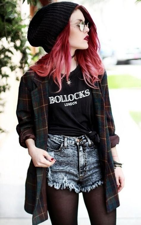 7 Street Style Outfits with Beanies to Recreate This Fall ... Cute Grunge Outfits, Grunge Beanie, 90s Grunge Outfits, Grunge Fashion Outfits, Mode Poses, Pakaian Hipster, Moda Grunge, Punk Street Style, Fashion 1990s