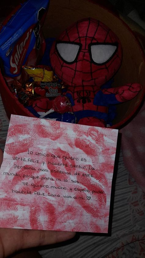 regalo de spiderman Spiderman Basket For Bf, Spiderman Valentine Box Ideas, Spiderman Gift Ideas, Diy Crafts For Boyfriend, Spiderman Gifts, Boyfriend Gift Basket, Spiderman Theme, Vday Gifts, Boyfriend Crafts