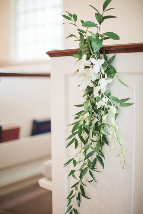 Flower Posey Simple, Wedding Isles Decoration Church Pews, Destiny Wedding, Wedding Pew Decorations, Pew Decor, Wedding Church Aisle, Pew Markers, Pew Flowers, Church Aisle