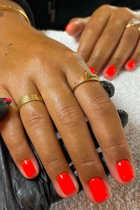 Somewhere between square and rounded, it has a straight free-edge that's rounded at the sides. 📷: nailsby_sophieloumartin Round Square Nails, Italy Nails, Rainbow Nails Design, Beachy Nails, Squoval Nails, Edge Nails, Hot Pink Nails, Broken Nails, London Nails