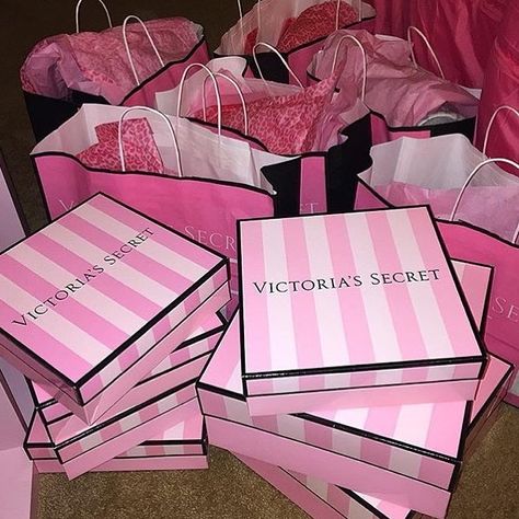 ♛ pinterest: @Princesslivy16 ♛ Intimo Victoria Secret, Profumo Victoria Secret, Victoria's Secret Aesthetic, Parfum Victoria's Secret, Wallpaper Iphone Lucu, Doutzen Kroes, Top Makeup Products, Pastel Pink Aesthetic, Tapeta Pro Iphone