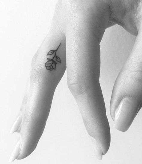 Tumblr Tattoo, Middle Finger Tattoos, Black Rose Tattoo, Tato Henna, Small Finger Tattoos, Petit Tattoo, Finger Tattoo Designs, Black Rose Tattoos, Shape Tattoo