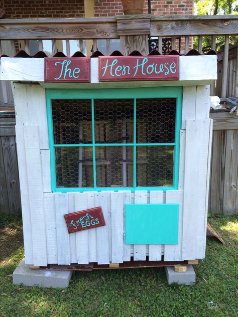 Chicken Coop made from pallets. Recycled materials chicken coop. Chicken Coop Made From Pallets, Farming Ideas, Made From Pallets, Chicken Poop, Raising Chicks, Goat Barn, Types Of Chickens, Farm Plans, Chicken Life