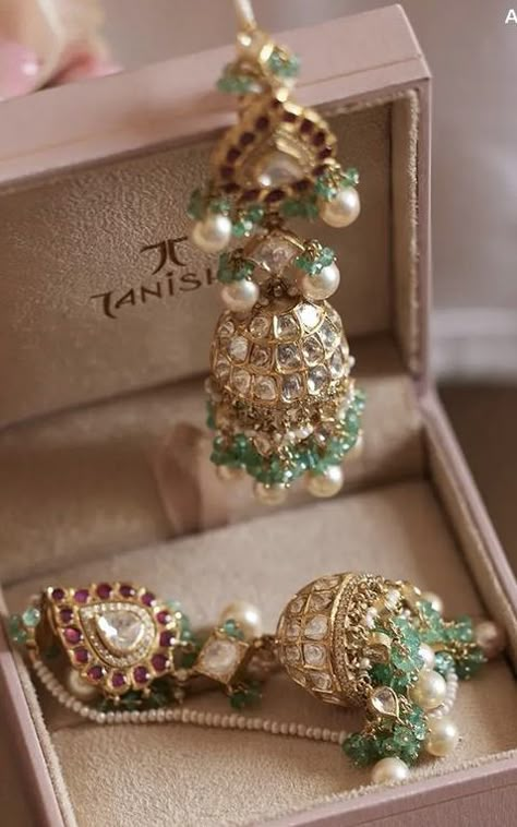 Rajputi Jewellery, Bridal Jewellery Inspiration, Kundan Jewellery Bridal, Indian Wedding Jewelry Sets, Bridal Jewelery, Bridal Jewellery Design, Antique Jewellery Designs, Fancy Jewellery Designs, Jewelry Set Design