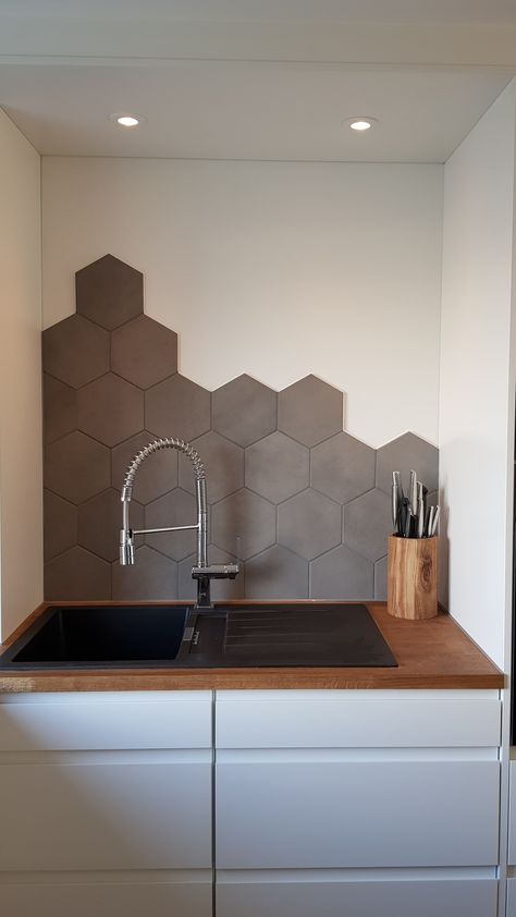 Tiles Above Sink Bathroom, Bathroom Hexagon Tile, Hexagon Tile Wall, Bathroom Hexagon, Splash Back Ideas, Hexagon Bathroom, Above Sink, Above The Sink, Toilet Sink